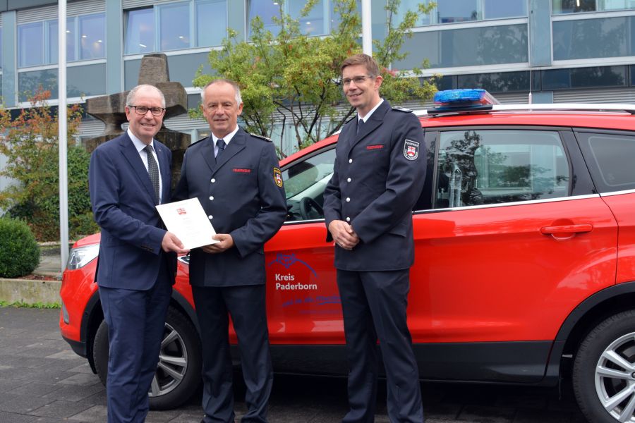 Staffelübergabe beim Bevölkerungsschutz – Landrat Manfred Müller verabschiedet Theo Kleemann und ernennt Marc Hammerstein zum neuen Leiter der Kreisfeuerwehrzentrale.    Bildrechte: Kreis Paderborn, Amt für Presse- und Öffentlichkeitsarbeit, Meike Delang